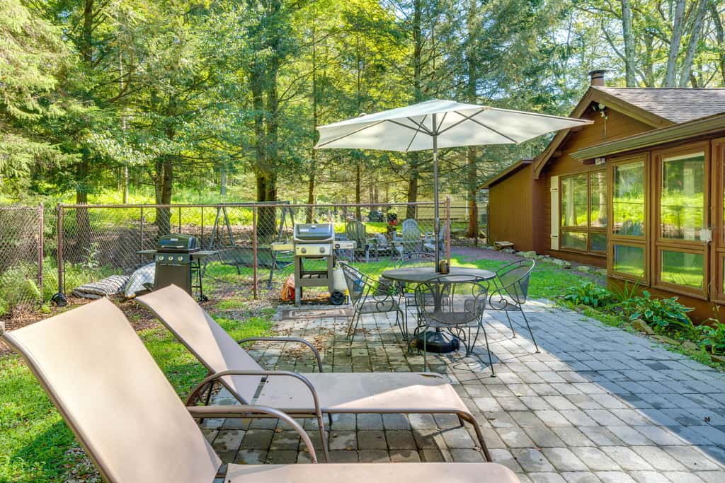 3 Mi to Slopes! Hot Tub Haven Near Lake Harmony