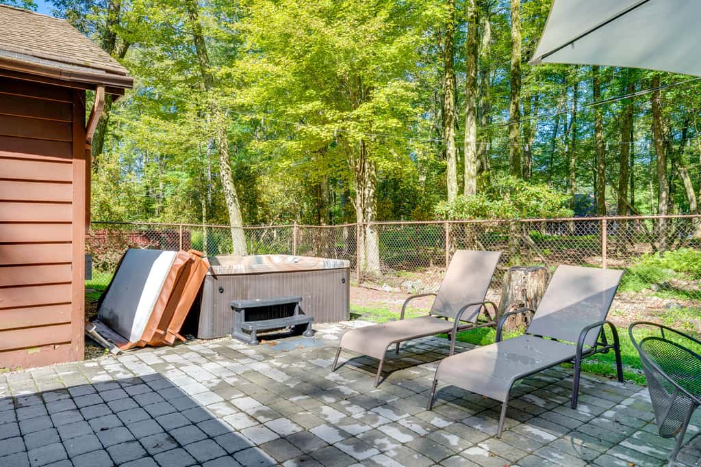 3 Mi to Slopes! Hot Tub Haven Near Lake Harmony