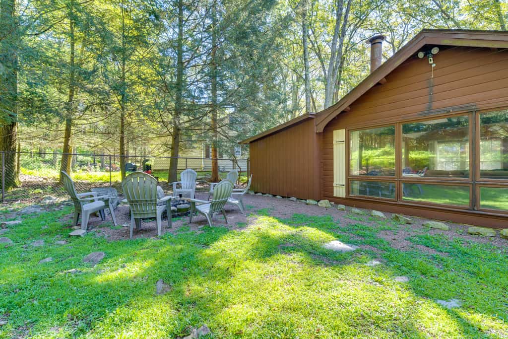 3 Mi to Slopes! Hot Tub Haven Near Lake Harmony