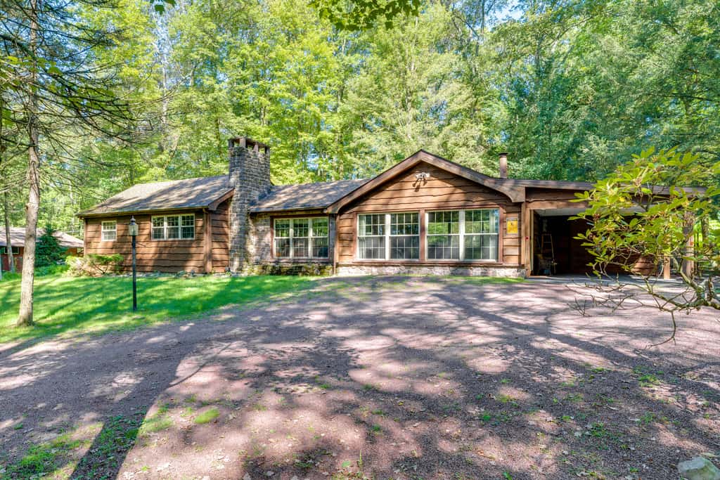 3 Mi to Slopes! Hot Tub Haven Near Lake Harmony
