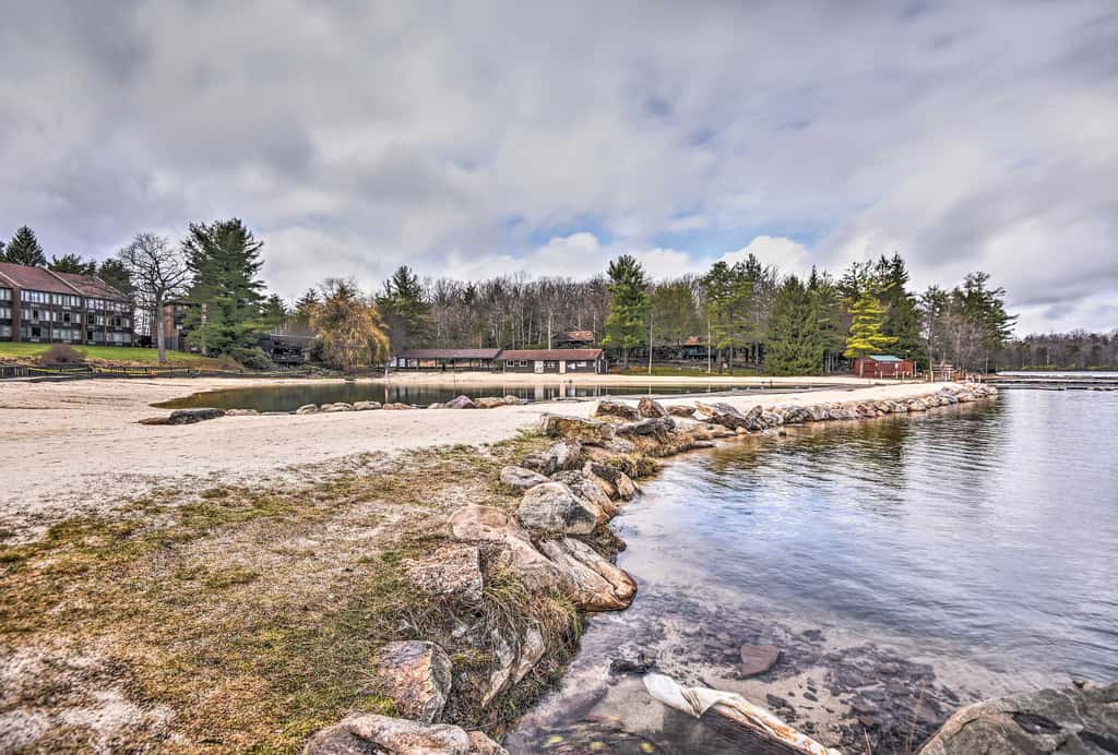3 Mi to Slopes! Hot Tub Haven Near Lake Harmony
