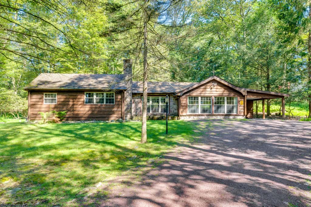 3 Mi to Slopes! Hot Tub Haven Near Lake Harmony