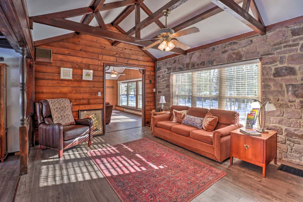 3 Mi to Slopes! Hot Tub Haven Near Lake Harmony
