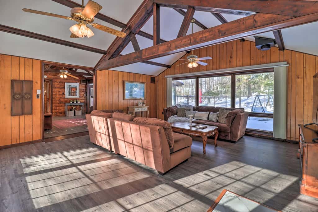 3 Mi to Slopes! Hot Tub Haven Near Lake Harmony