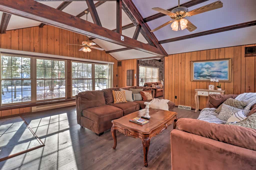 3 Mi to Slopes! Hot Tub Haven Near Lake Harmony
