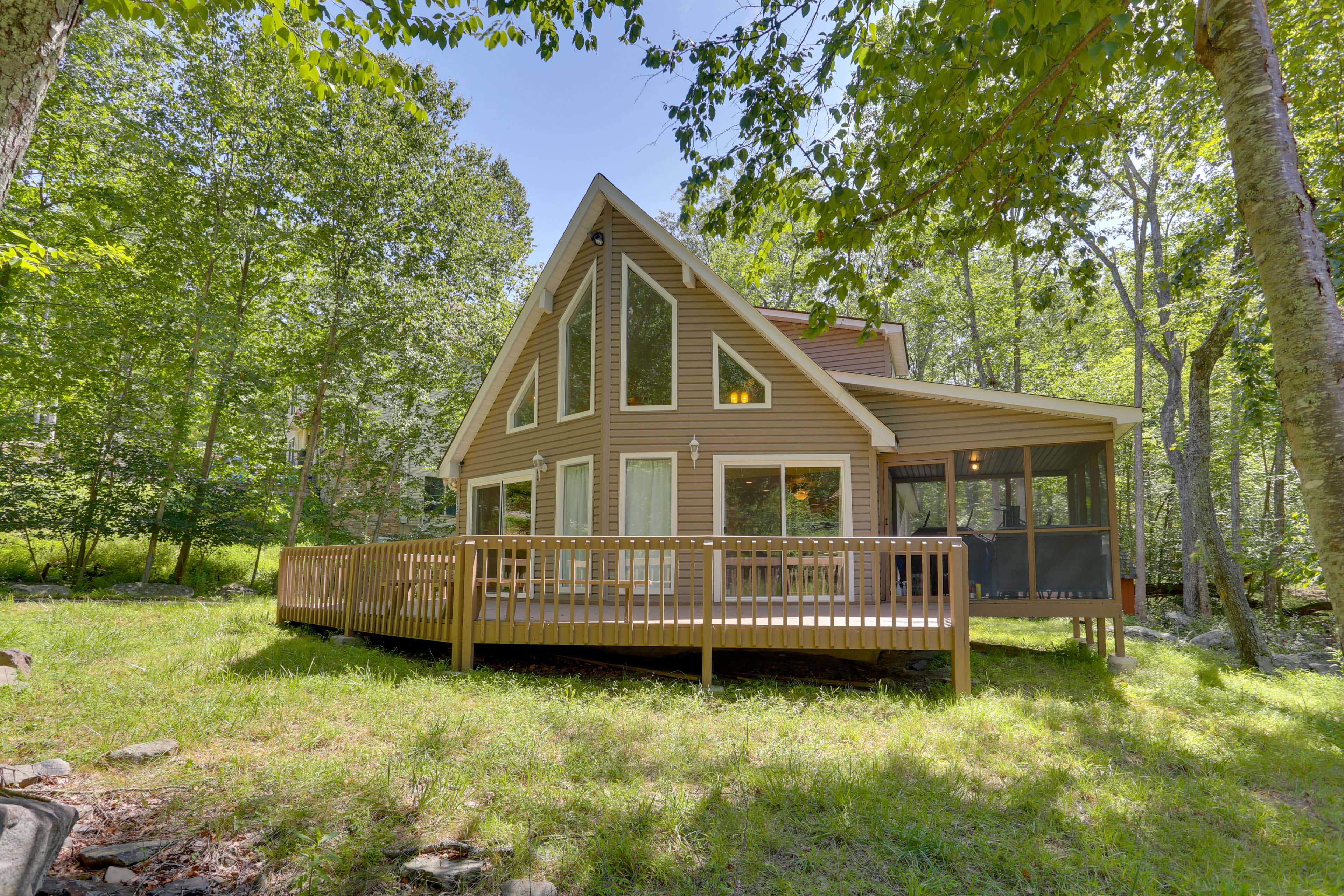 Pools, Hot Tub & More: Bushkill Mountain Getaway!