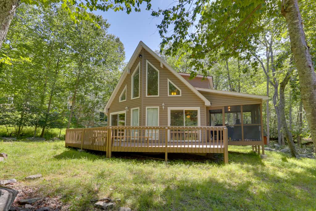 Pools, Hot Tub & More: Bushkill Mountain Getaway!