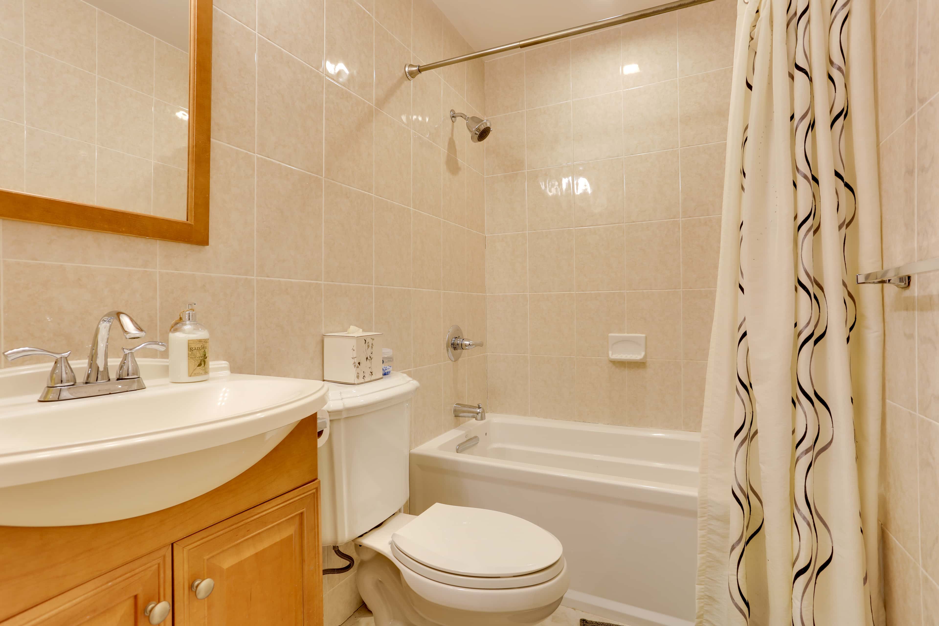 Pools, Hot Tub & More: Bushkill Mountain Getaway!