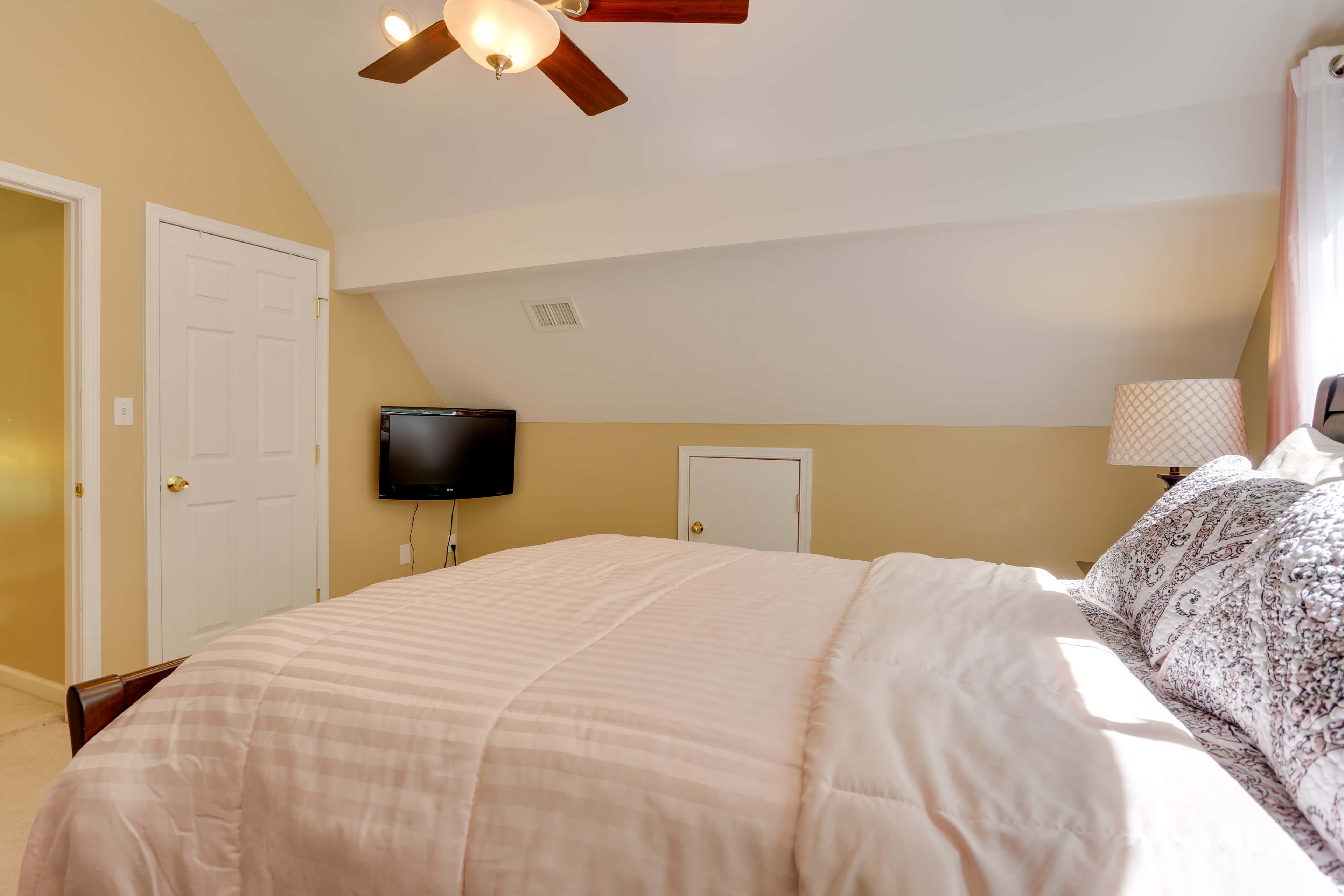 Pools, Hot Tub & More: Bushkill Mountain Getaway!