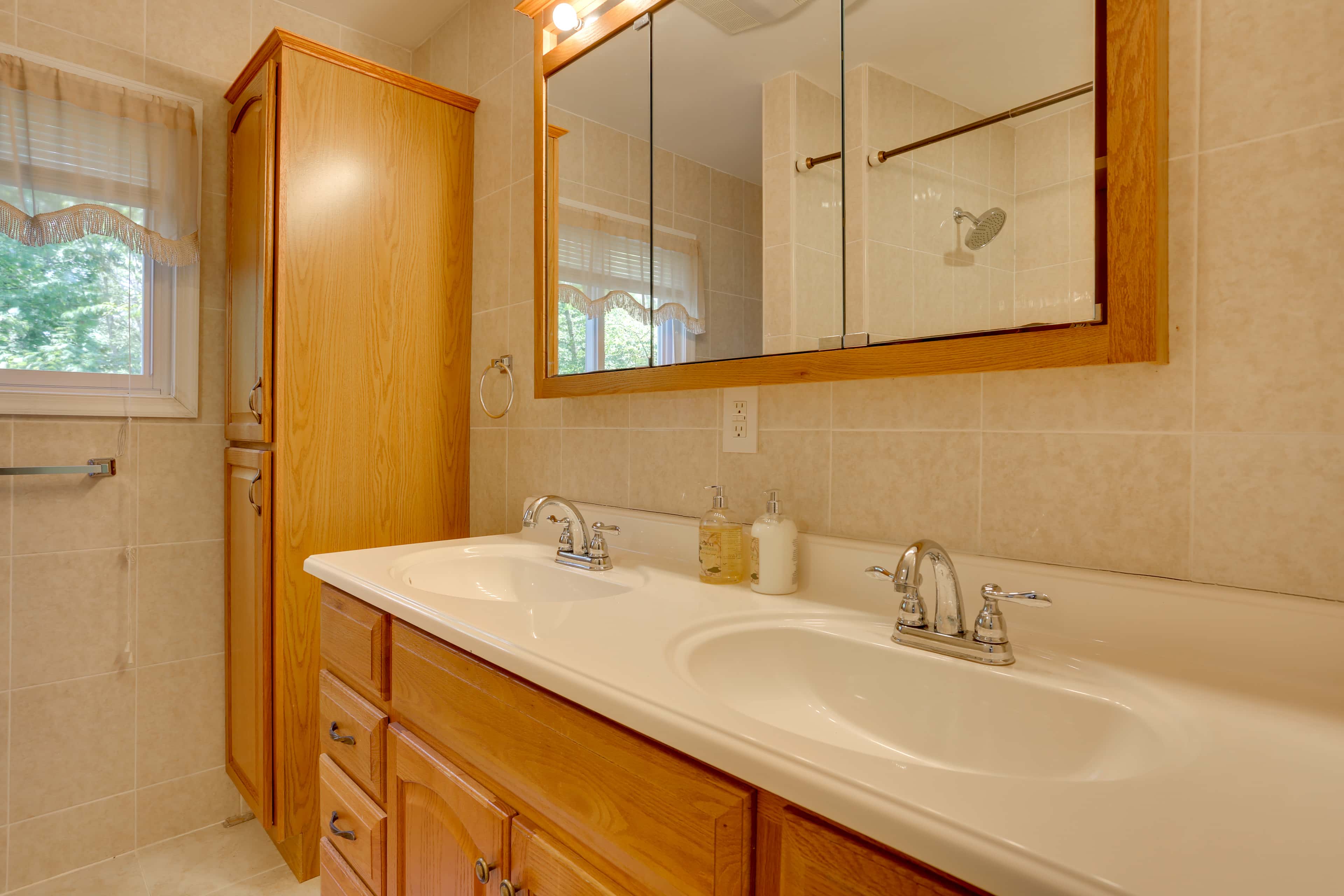 Pools, Hot Tub & More: Bushkill Mountain Getaway!