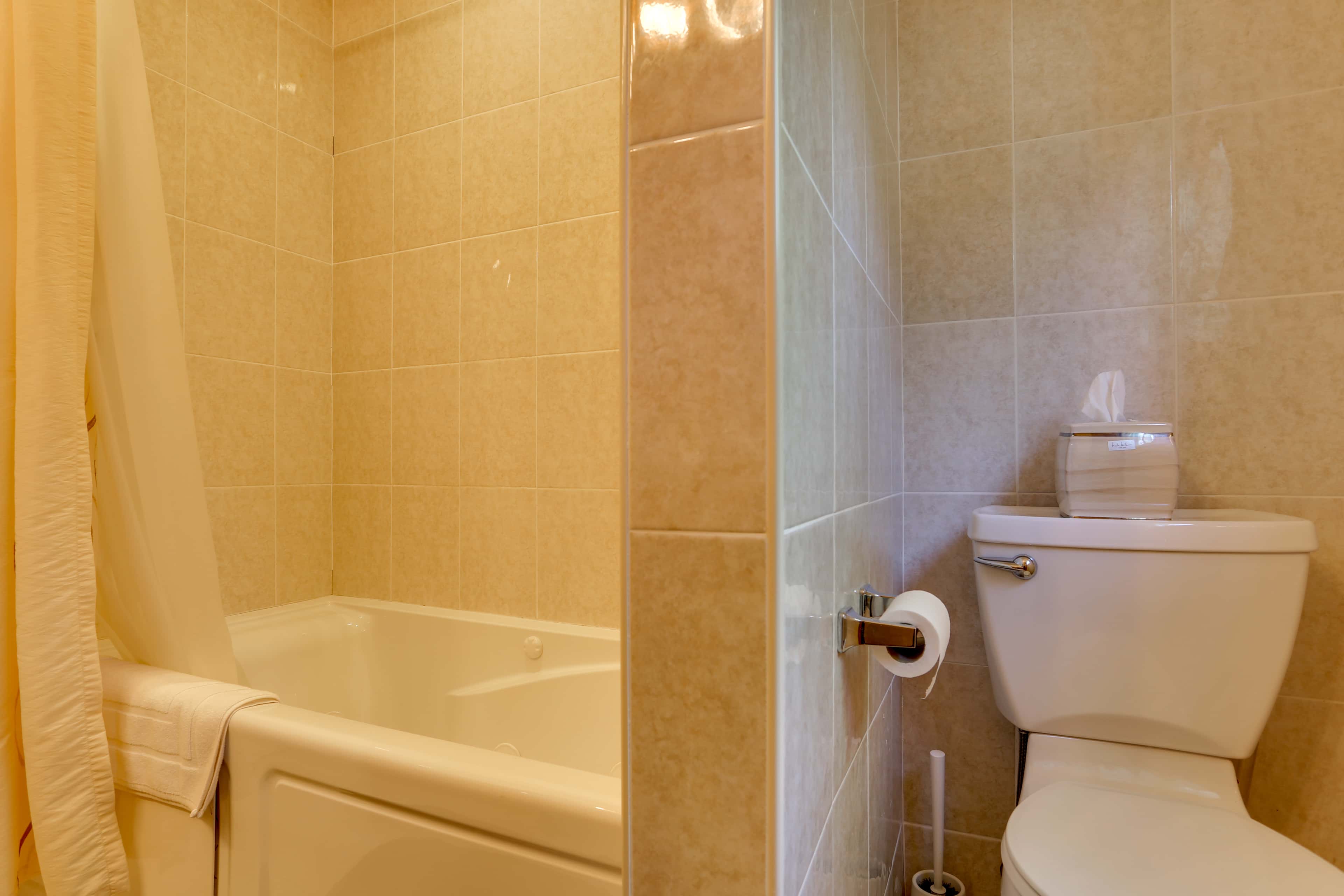 Pools, Hot Tub & More: Bushkill Mountain Getaway!