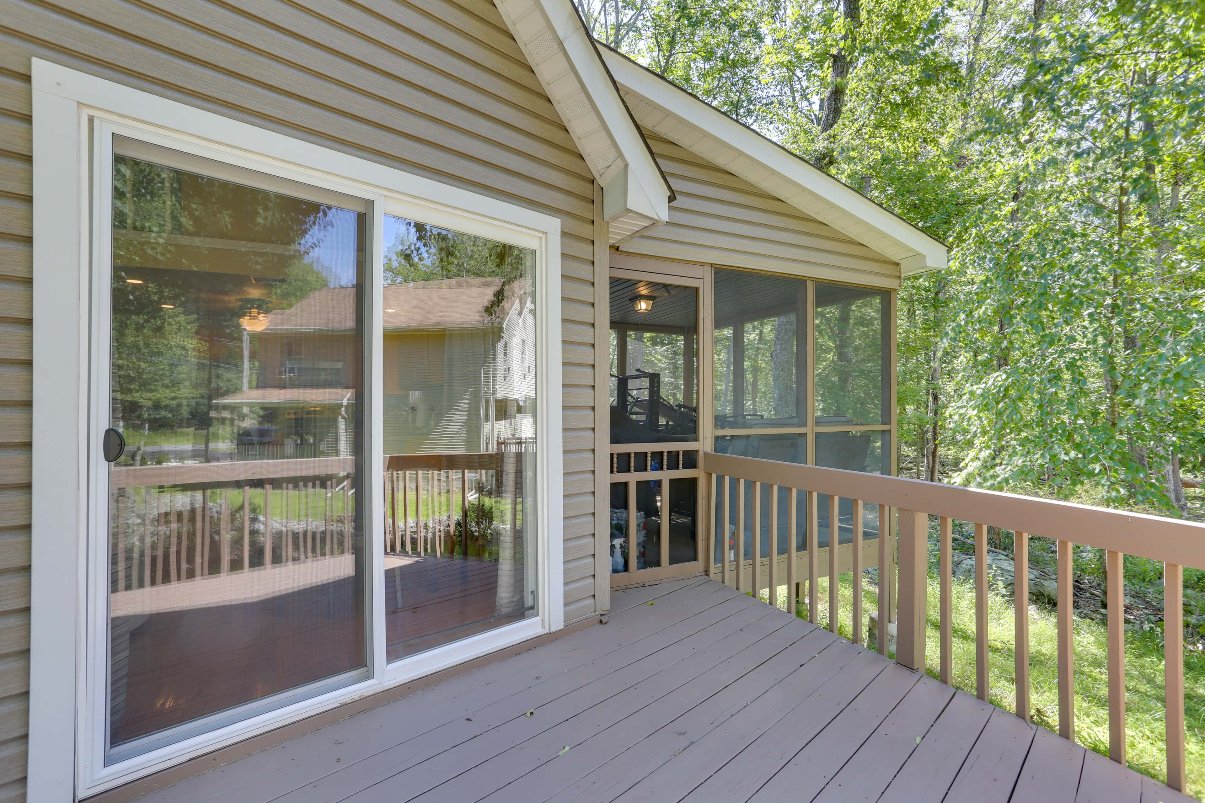Pools, Hot Tub & More: Bushkill Mountain Getaway!