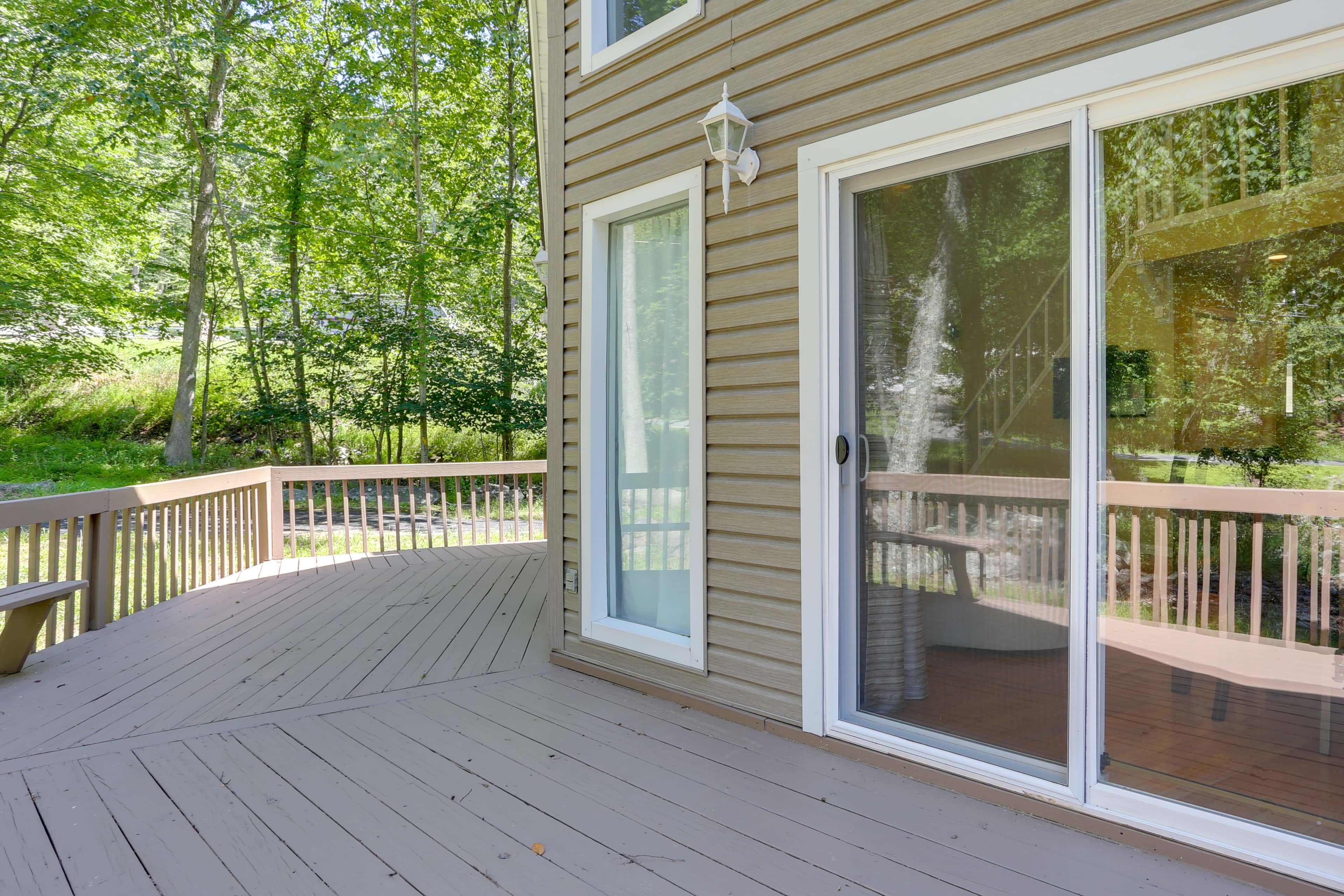 Pools, Hot Tub & More: Bushkill Mountain Getaway!