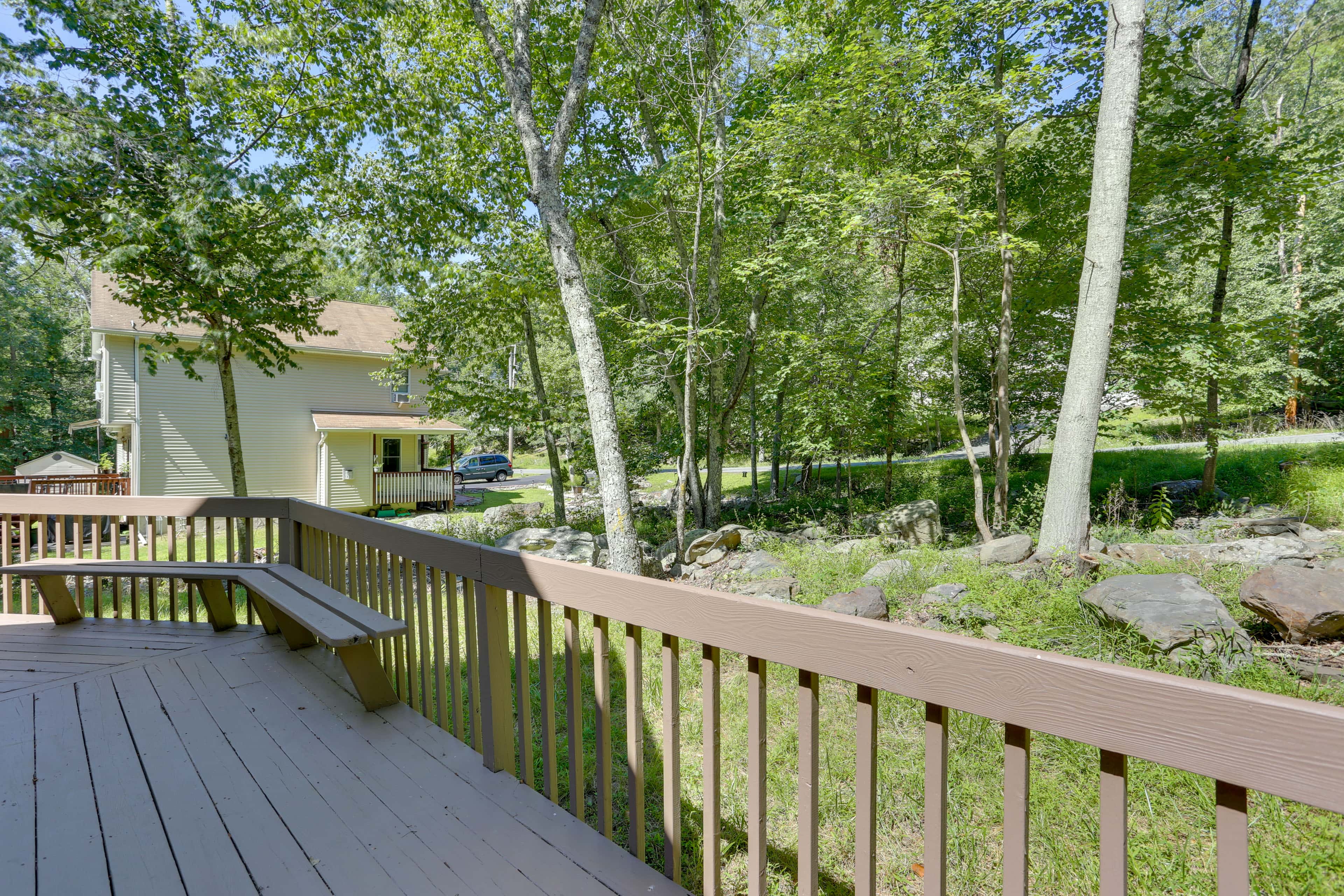 Pools, Hot Tub & More: Bushkill Mountain Getaway!