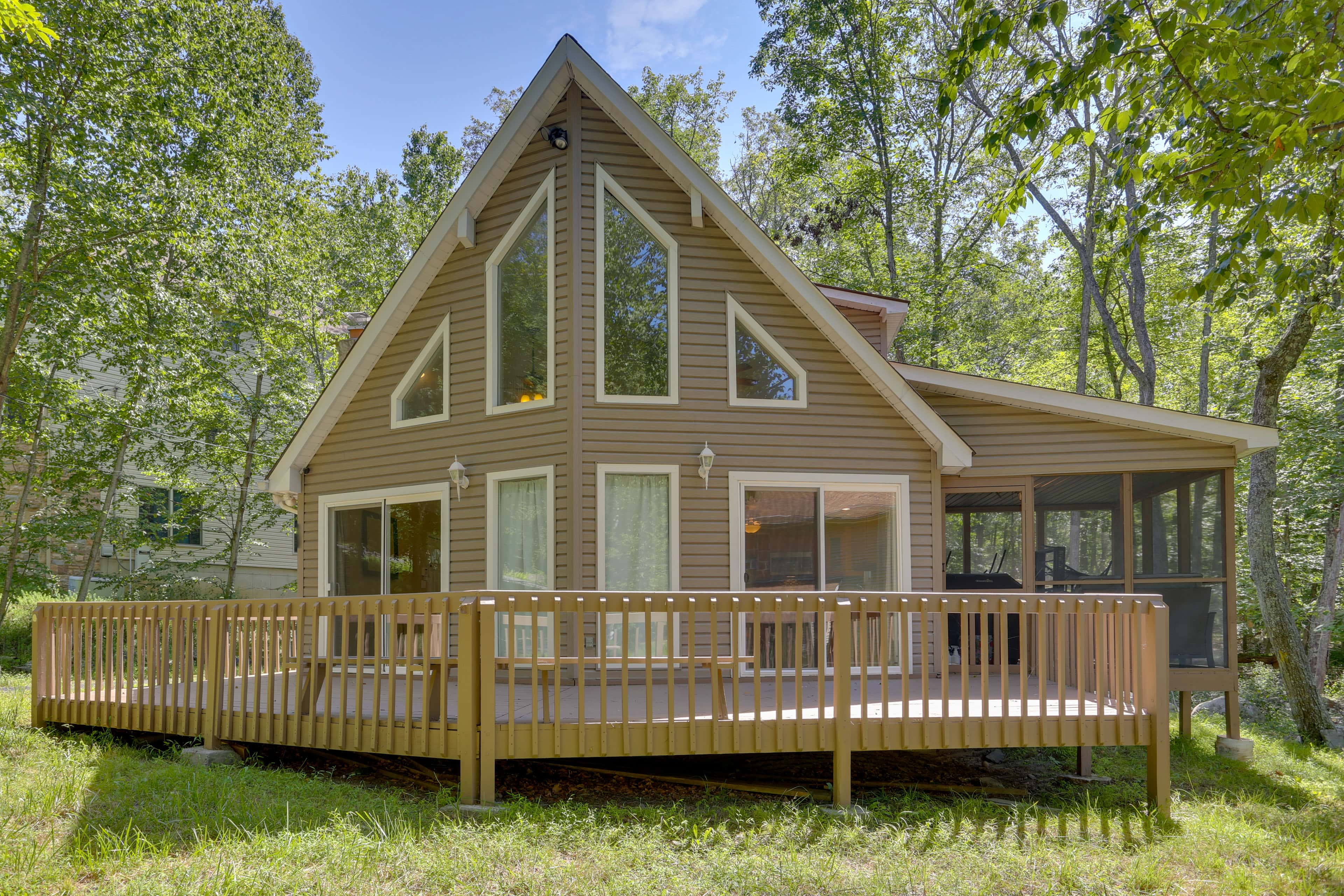 Pools, Hot Tub & More: Bushkill Mountain Getaway!