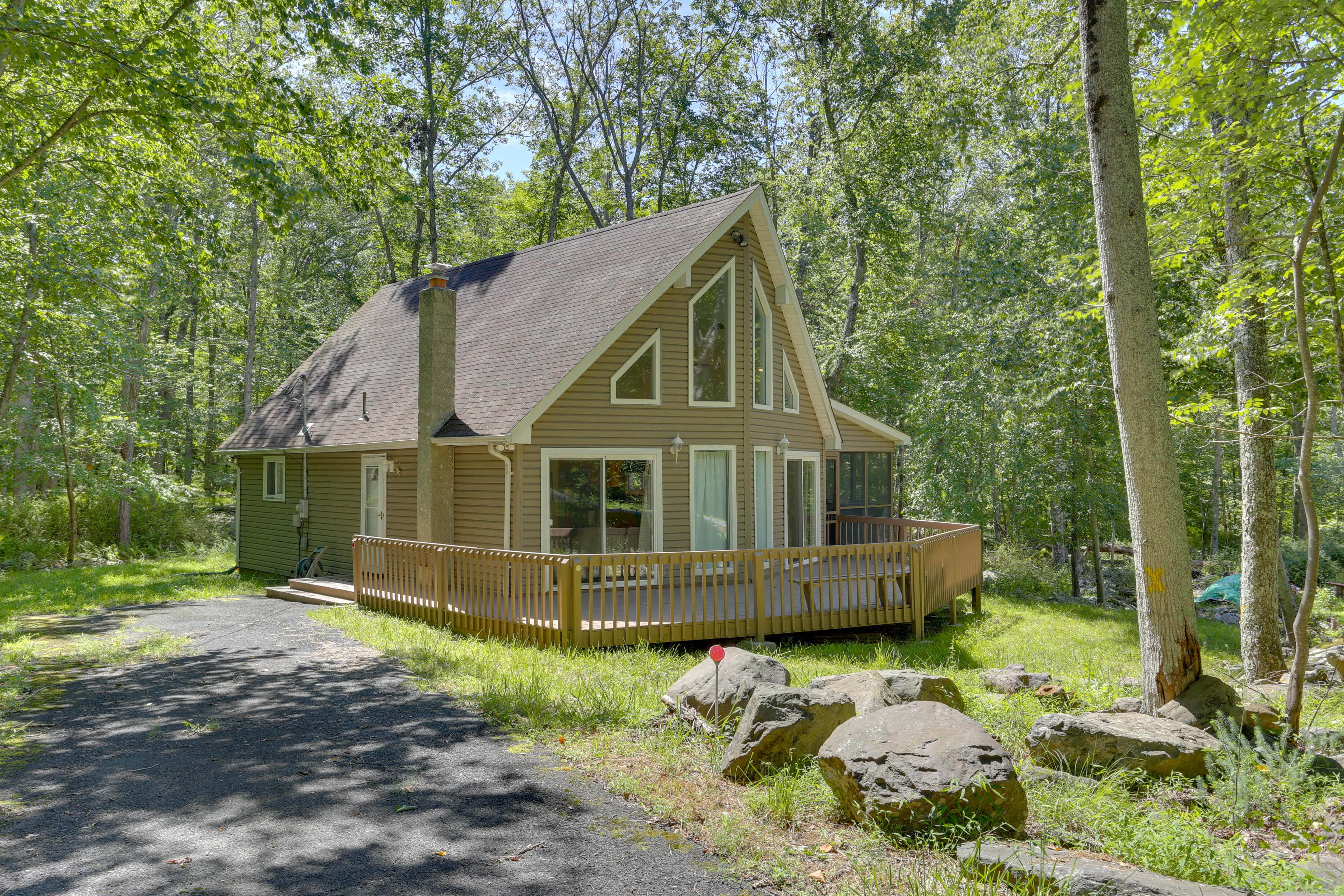 Pools, Hot Tub & More: Bushkill Mountain Getaway!
