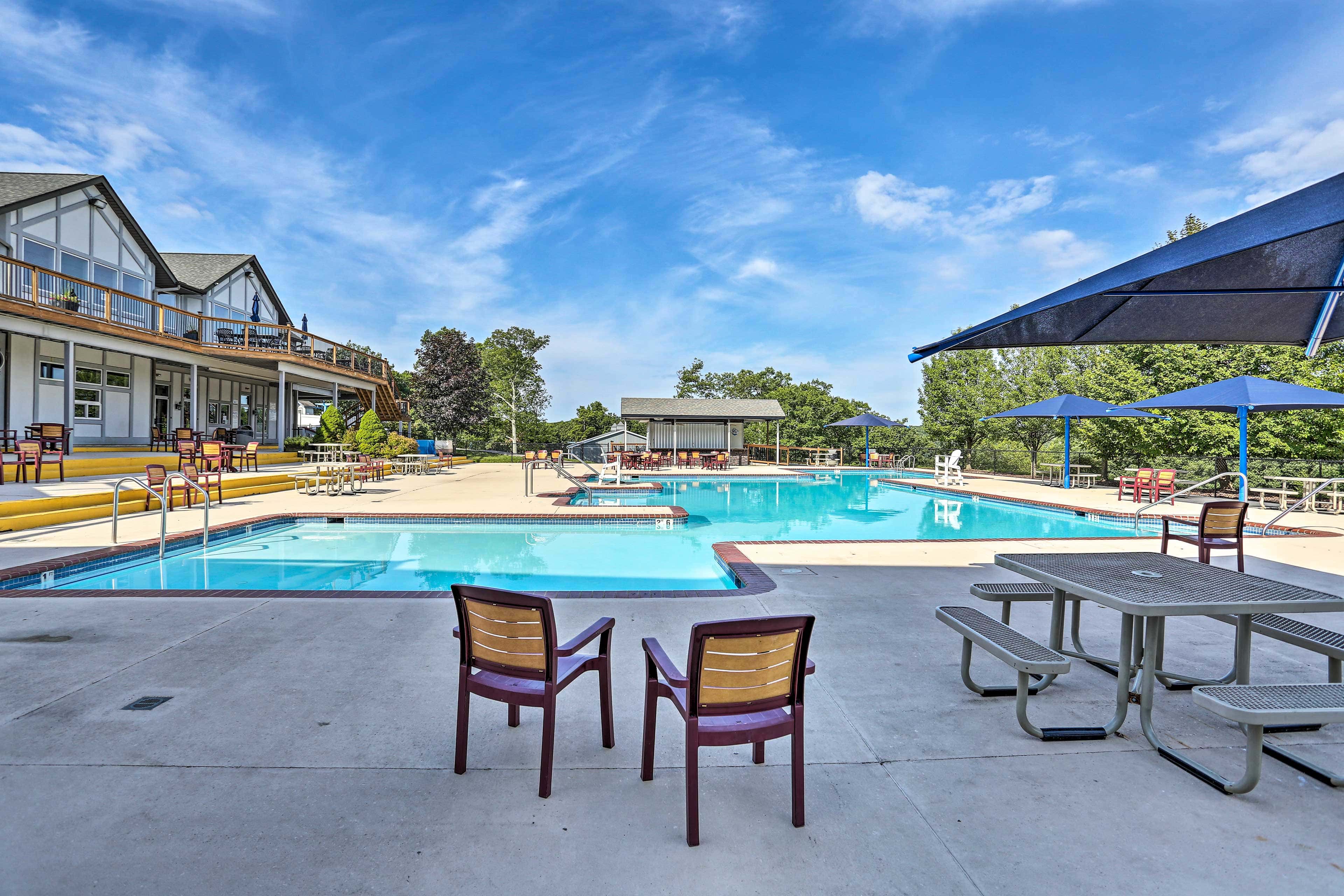 Pools, Hot Tub & More: Bushkill Mountain Getaway!