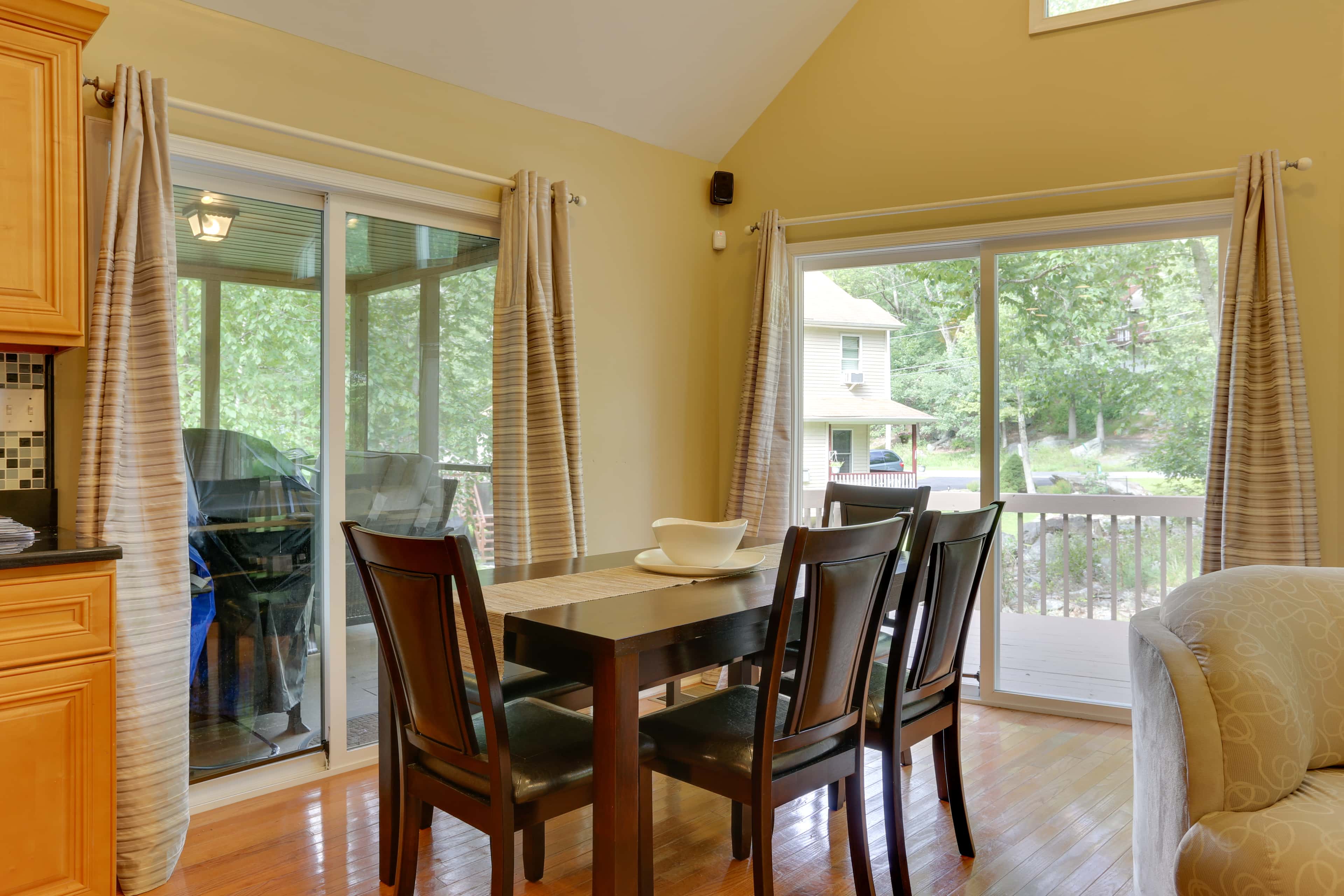 Pools, Hot Tub & More: Bushkill Mountain Getaway!