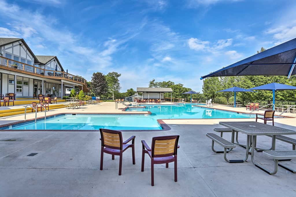 Pools, Hot Tub & More: Bushkill Mountain Getaway!