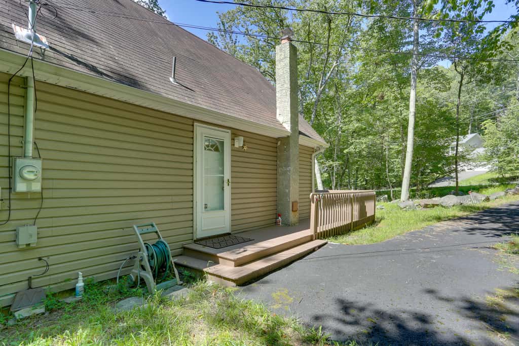 Pools, Hot Tub & More: Bushkill Mountain Getaway!