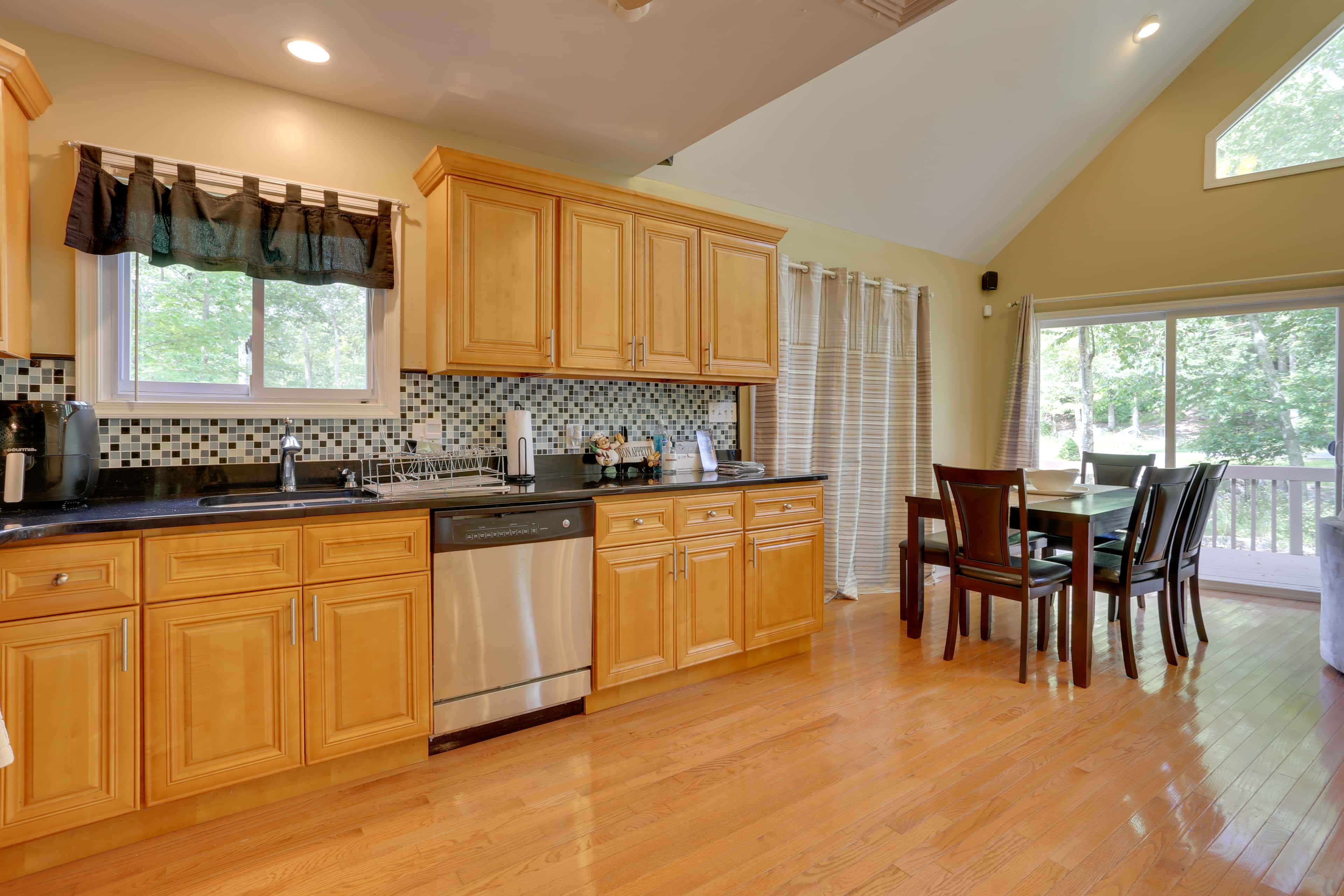 Pools, Hot Tub & More: Bushkill Mountain Getaway!