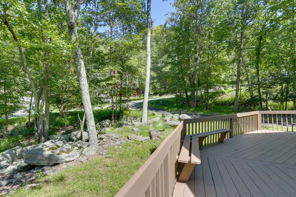 Pools, Hot Tub & More: Bushkill Mountain Getaway!