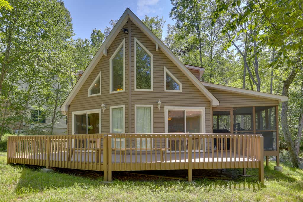 Pools, Hot Tub & More: Bushkill Mountain Getaway!