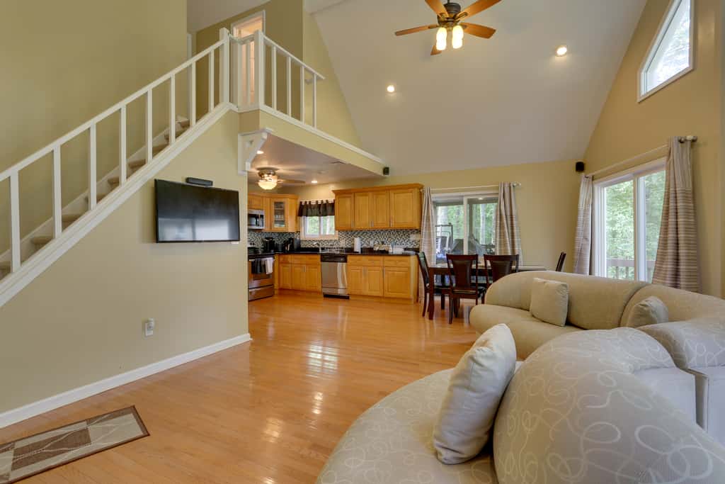 Pools, Hot Tub & More: Bushkill Mountain Getaway!