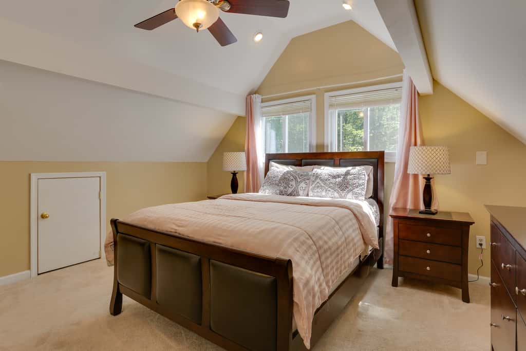 Pools, Hot Tub & More: Bushkill Mountain Getaway!