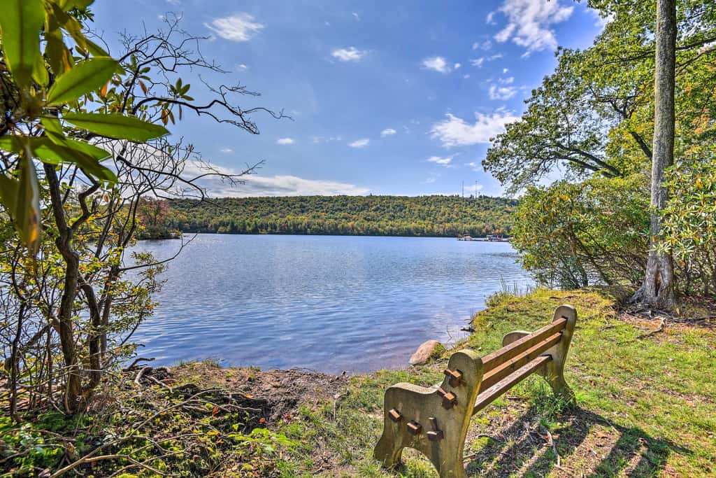 1 Mi to Big Boulder: Lakefront Unit w/ Pool Access