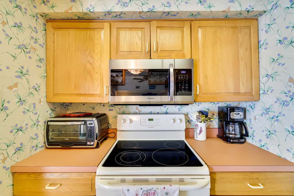 1 Mi to Big Boulder: Lakefront Unit w/ Pool Access