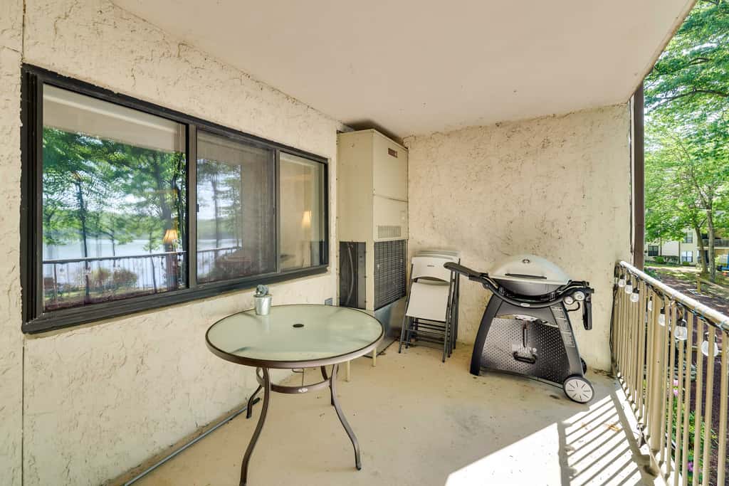 1 Mi to Big Boulder: Lakefront Unit w/ Pool Access