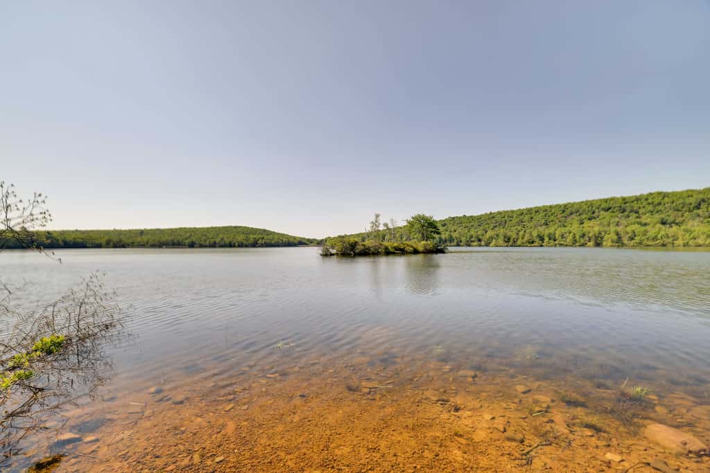 1 Mi to Big Boulder: Lakefront Unit w/ Pool Access
