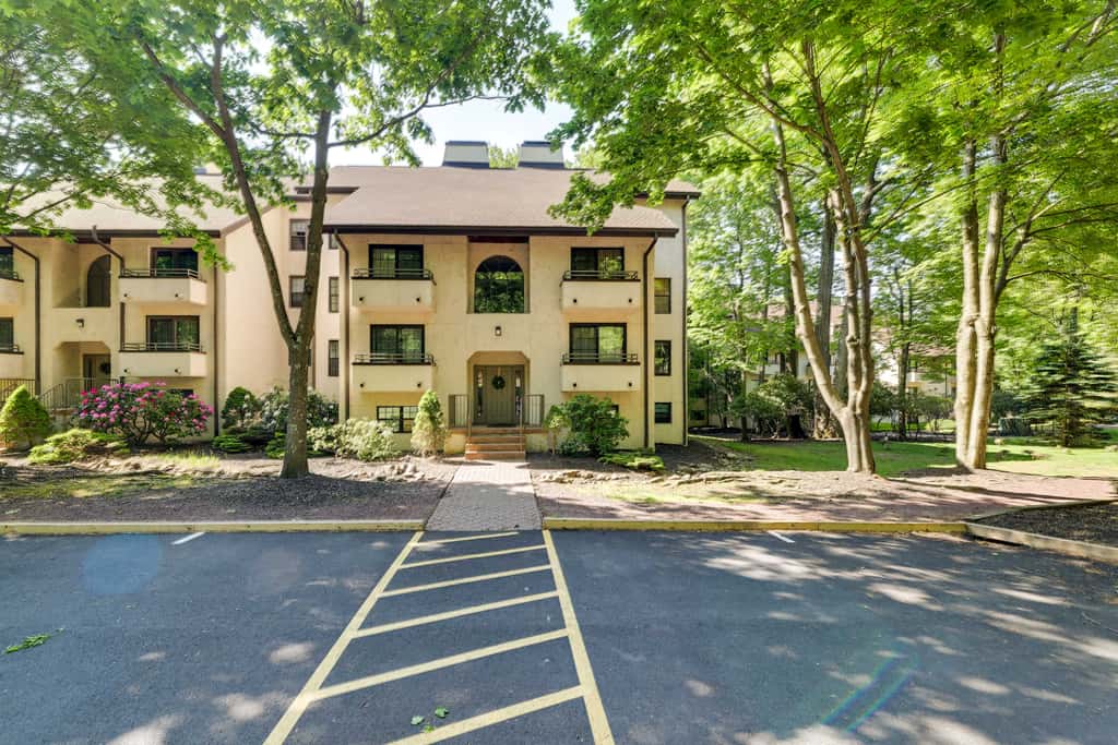 1 Mi to Big Boulder: Lakefront Unit w/ Pool Access