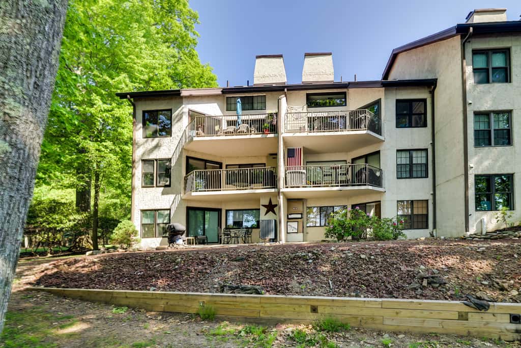 1 Mi to Big Boulder: Lakefront Unit w/ Pool Access