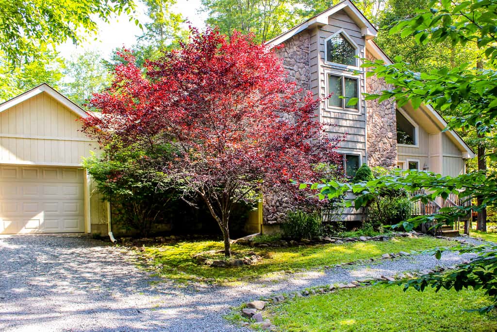 Walk to Beach: Beautiful Lake Naomi Retreat!
