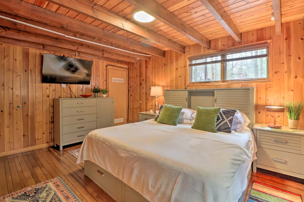 Deck & Fire Pit: Cozy Pocono Mountain Home