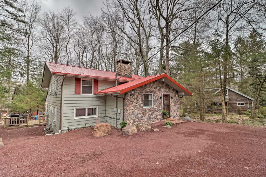 Deck & Fire Pit: Cozy Pocono Mountain Home