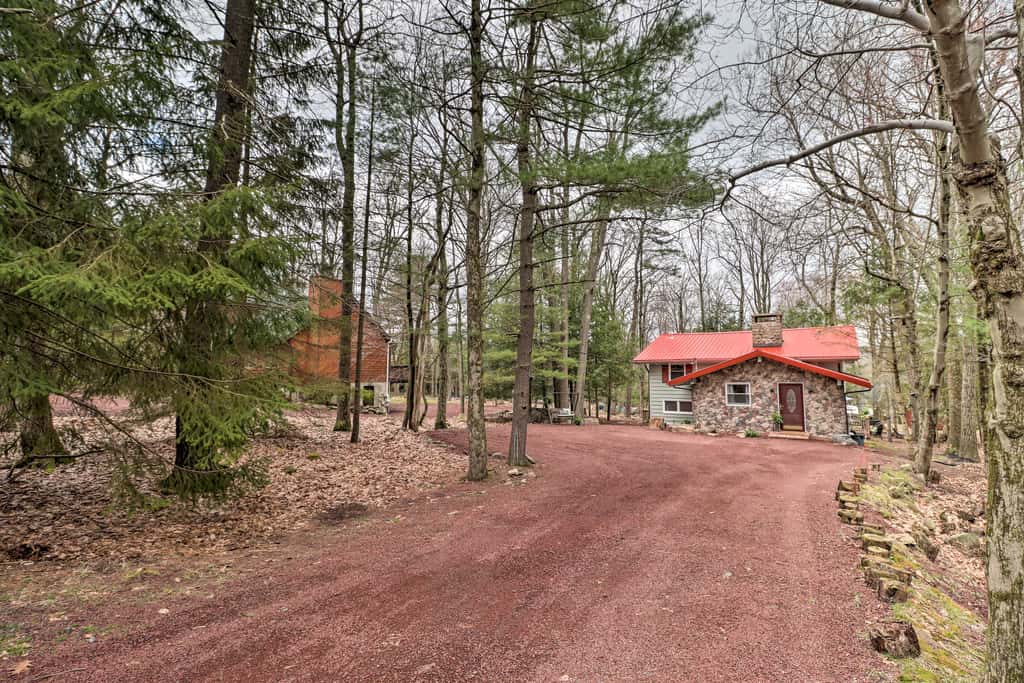 Deck & Fire Pit: Cozy Pocono Mountain Home