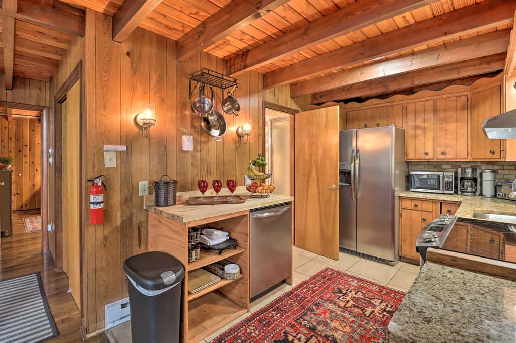 Deck & Fire Pit: Cozy Pocono Mountain Home