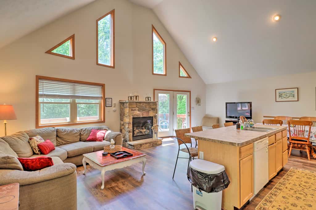 Deck, Hot Tub & Game Room: Lake Harmony Home