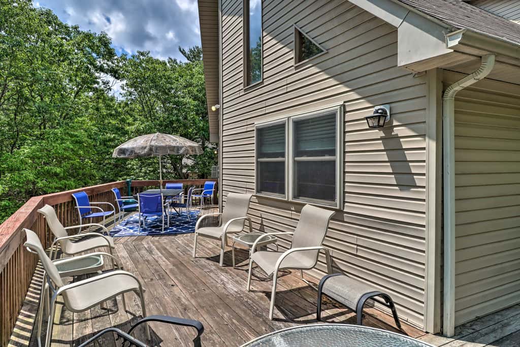 Deck, Hot Tub & Game Room: Lake Harmony Home