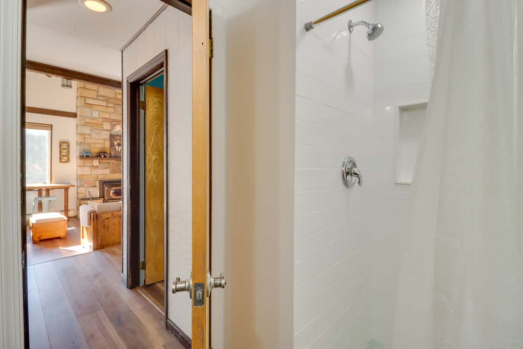 Near Skiing: Lakefront Gem w/ Kayaks in Long Pond