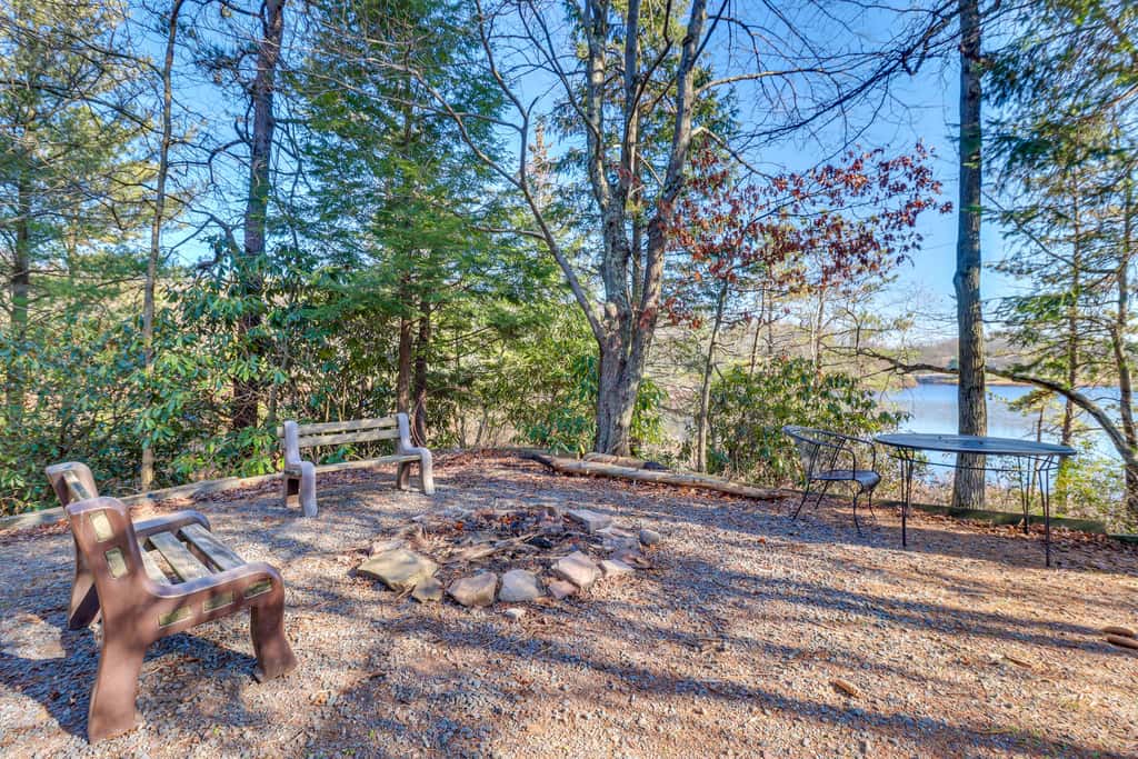 Near Skiing: Lakefront Gem w/ Kayaks in Long Pond