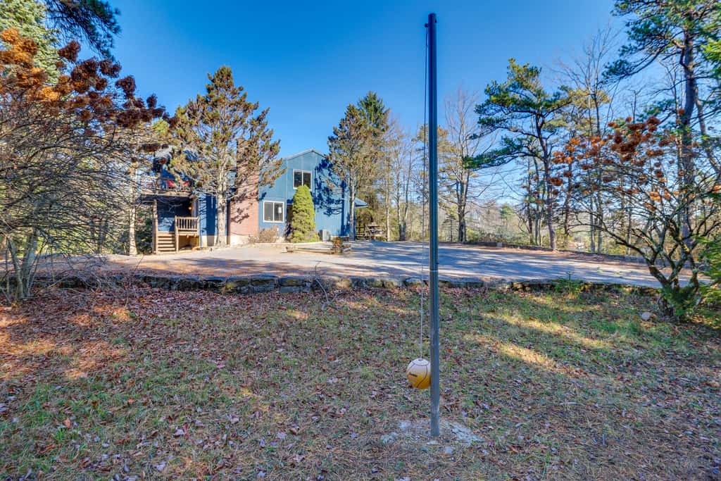 Near Skiing: Lakefront Gem w/ Kayaks in Long Pond