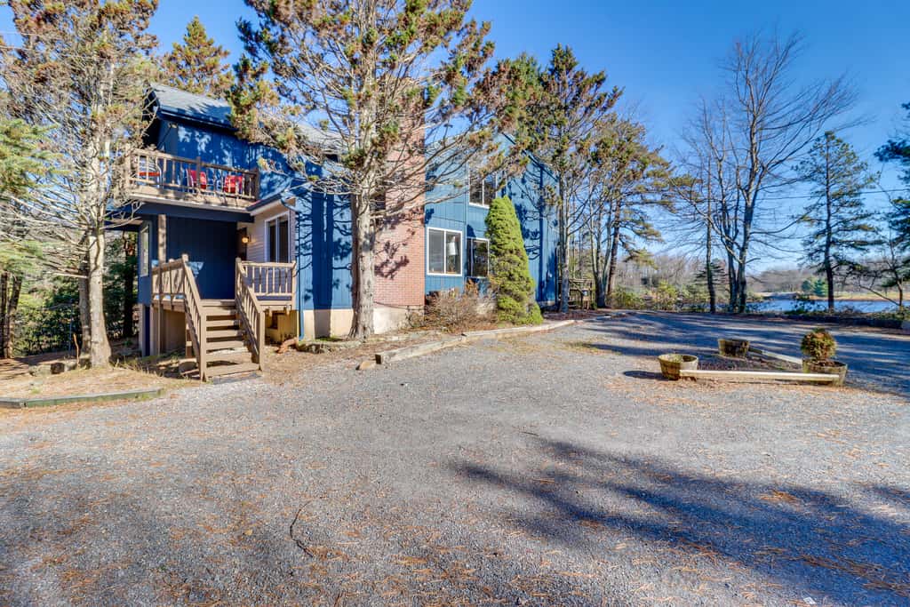 Near Skiing: Lakefront Gem w/ Kayaks in Long Pond