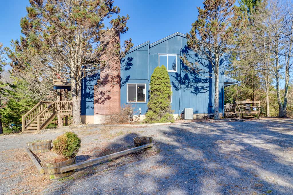 Near Skiing: Lakefront Gem w/ Kayaks in Long Pond