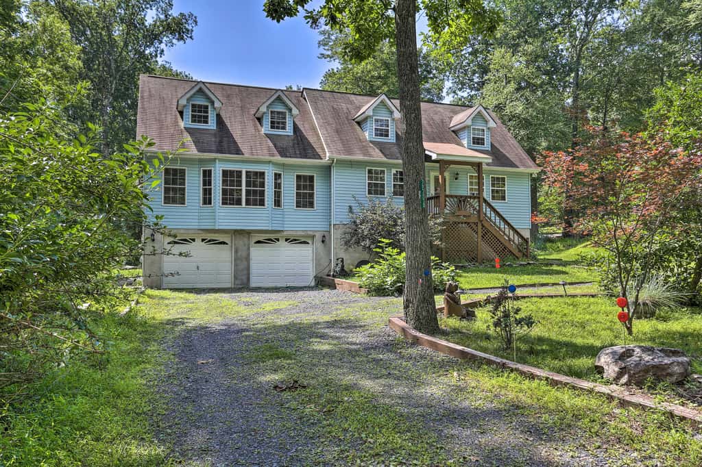 5 Mi to Camelback: Henryville Home w/ Hot Tub!