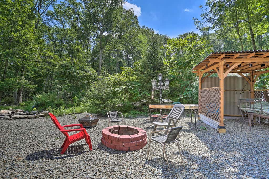 5 Mi to Camelback: Henryville Home w/ Hot Tub!