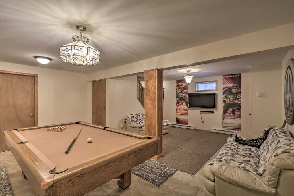5 Mi to Camelback: Henryville Home w/ Hot Tub!